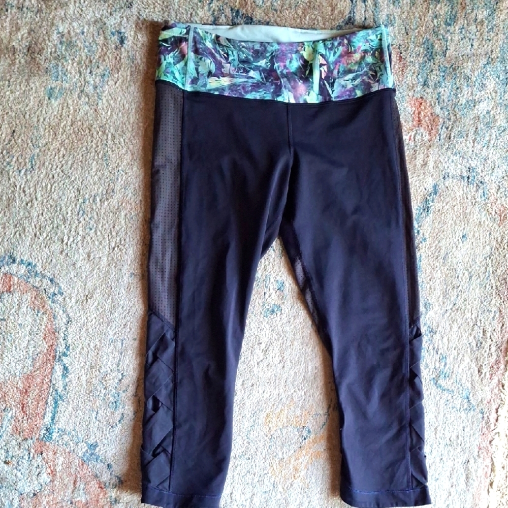 Lululemon Size 8 Floral Print/Navy Blue/Gray Cropped Leggings